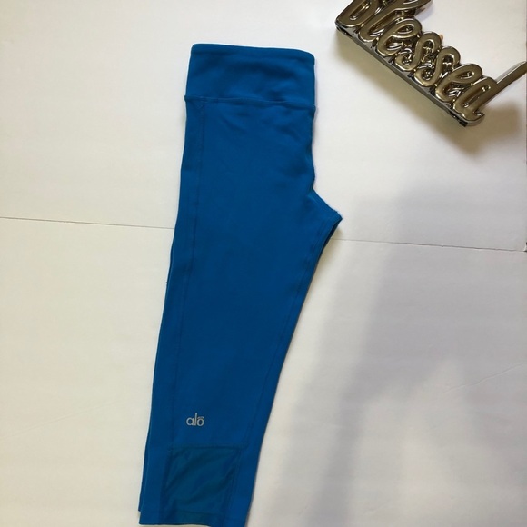 Alo
Blue Glow Capri Leggings Activewear Bottoms - Picture 3 of 7